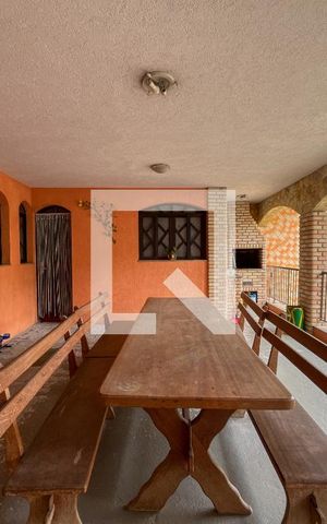 Casa à venda com 220m², 4 quartos e 5 vagas Casa à venda com 220m², 4 quartos e 5 vagasQuintal