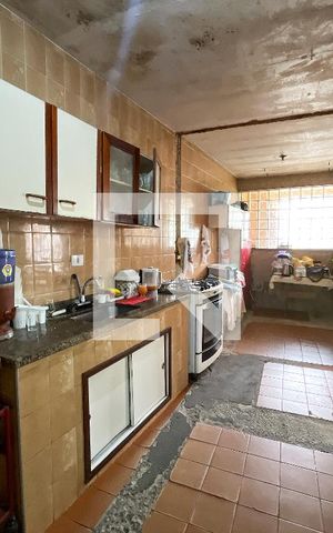 Casa à venda com 220m², 4 quartos e 5 vagas Casa à venda com 220m², 4 quartos e 5 vagasCozinha