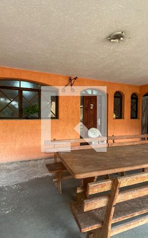 Casa à venda com 220m², 4 quartos e 5 vagas Casa à venda com 220m², 4 quartos e 5 vagasQuintal