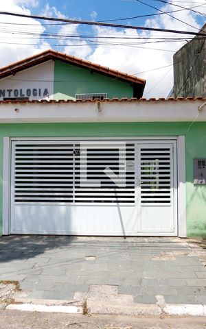 Casa à venda com 136m², 3 quartos e 2 vagasFachada