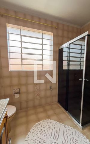 Casa à venda com 226m², 3 quartos e 3 vagas Casa à venda com 226m², 3 quartos e 3 vagasBanheiro