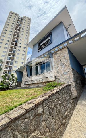 Casa à venda com 226m², 3 quartos e 3 vagas Casa à venda com 226m², 3 quartos e 3 vagasFachada