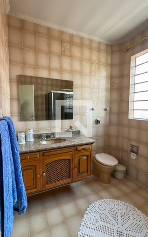Casa à venda com 226m², 3 quartos e 3 vagas Casa à venda com 226m², 3 quartos e 3 vagasBanheiro