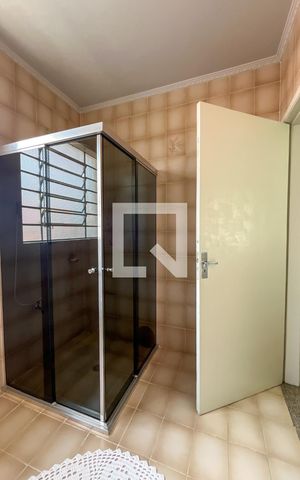 Casa à venda com 226m², 3 quartos e 3 vagas Casa à venda com 226m², 3 quartos e 3 vagasBanheiro