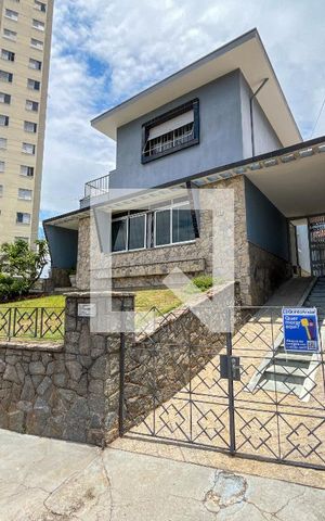 Casa à venda com 226m², 3 quartos e 3 vagas Casa à venda com 226m², 3 quartos e 3 vagasFachada
