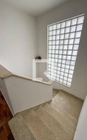 Casa à venda com 226m², 3 quartos e 3 vagas Casa à venda com 226m², 3 quartos e 3 vagasEscada