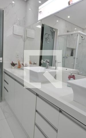 Casa à venda com 240m², 4 quartos e 3 vagasBanheiro da Suíte 1