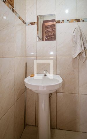 Casa à venda com 58m², 2 quartos e 2 vagas Casa à venda com 58m², 2 quartos e 2 vagasBanheiro
