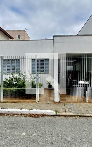 Casa à venda com 200m², 3 quartos e 2 vagas Casa à venda com 200m², 3 quartos e 2 vagasFachada