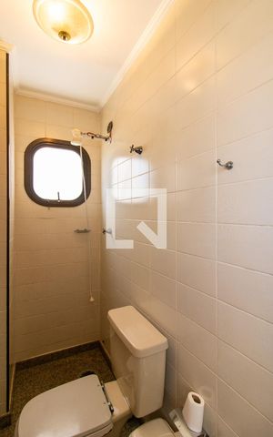 Apartamento à venda com 221m², 4 quartos e 3 vagas Apartamento à venda com 221m², 4 quartos e 3 vagasBanheiro de Serviço