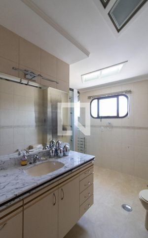 Apartamento à venda com 221m², 4 quartos e 3 vagas Apartamento à venda com 221m², 4 quartos e 3 vagasBanheiro da Suíte 1