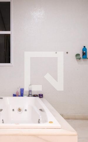 Casa de condomínio à venda com 350m², 5 quartos e 4 vagasSuíte Casal - Banheiro