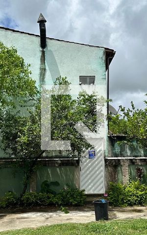 Casa à venda com 176m², 2 quartos e 2 vagas Casa à venda com 176m², 2 quartos e 2 vagasFachada