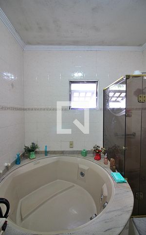 Casa à venda com 260m², 2 quartos e 2 vagasSuíte 1 Banheiro