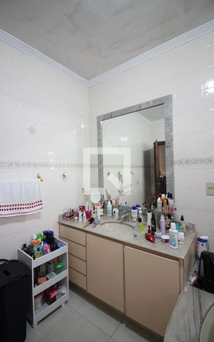Casa à venda com 260m², 2 quartos e 2 vagasSuíte 1 Banheiro