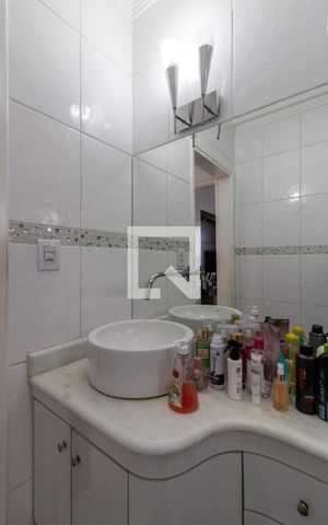 Casa à venda com 210m², 3 quartos e 4 vagas Casa à venda com 210m², 3 quartos e 4 vagasBanheiro