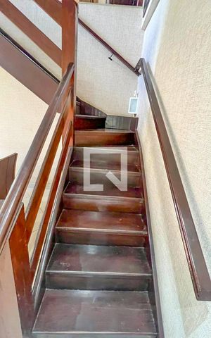 Casa à venda com 471m², 5 quartos e 4 vagas Casa à venda com 471m², 5 quartos e 4 vagasEscada