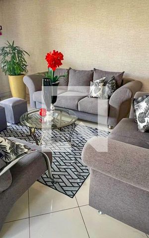Casa à venda com 471m², 5 quartos e 4 vagas Casa à venda com 471m², 5 quartos e 4 vagasSala de Estar