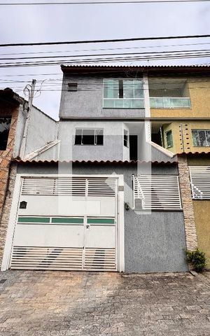 Casa à venda com 156m², 3 quartos e 3 vagas Casa à venda com 156m², 3 quartos e 3 vagasFachada
