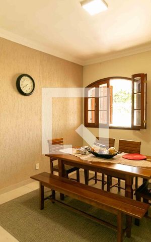 Casa à venda com 354m², 4 quartos e 1 vaga Casa à venda com 354m², 4 quartos e 1 vagaCozinha