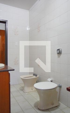 Casa à venda com 401m², 4 quartos e 5 vagasBanheiro da Suíte 2 - Terceiro Andar
