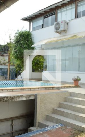 Casa à venda com 318m², 4 quartos e 4 vagasFachada