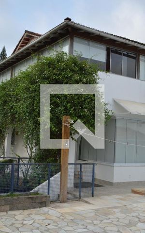 Casa à venda com 318m², 4 quartos e 4 vagasFachada