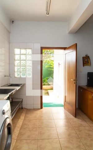 Casa para alugar com 606m², 4 quartos e 4 vagas Casa para alugar com 606m², 4 quartos e 4 vagasÁrea de Serviço