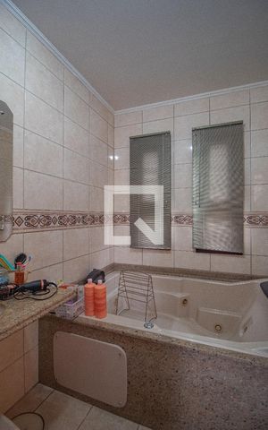 Casa à venda com 484m², 4 quartos e 5 vagas Casa à venda com 484m², 4 quartos e 5 vagasBanheiro da Suíte