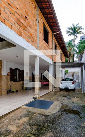 Casa à venda com 395m², 5 quartos e 6 vagas Casa à venda com 395m², 5 quartos e 6 vagasQuintal