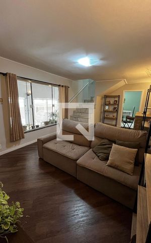 Casa à venda com 240m², 3 quartos e 2 vagas Casa à venda com 240m², 3 quartos e 2 vagasSala