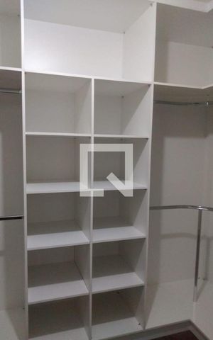 Casa à venda com 240m², 3 quartos e 2 vagas Casa à venda com 240m², 3 quartos e 2 vagasCloset