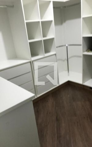 Casa à venda com 240m², 3 quartos e 2 vagas Casa à venda com 240m², 3 quartos e 2 vagasCloset