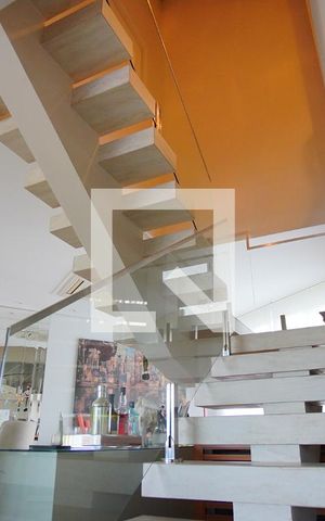 Casa à venda com 453m², 4 quartos e 4 vagasEscada - Segundo Andar