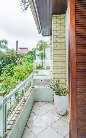 Casa de condomínio à venda com 238m², 3 quartos e 2 vagas Casa de condomínio à venda com 238m², 3 quartos e 2 vagasVaranda da suíte