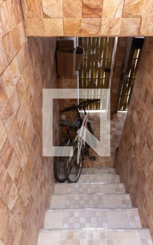 Casa à venda com 54m², 2 quartos e 2 vagas Casa à venda com 54m², 2 quartos e 2 vagasEscada