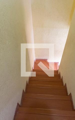 Casa à venda com 54m², 2 quartos e 2 vagas Casa à venda com 54m², 2 quartos e 2 vagasEscada