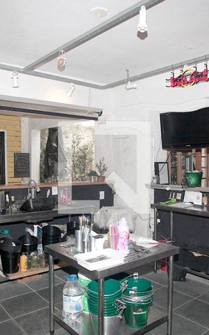 Casa à venda com 647m², 3 quartos e 5 vagasBar