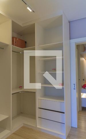 Casa de condomínio à venda com 220m², 3 quartos e 4 vagas Casa de condomínio à venda com 220m², 3 quartos e 4 vagasCloset da suíte 2