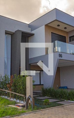 Casa de condomínio à venda com 220m², 3 quartos e 4 vagas Casa de condomínio à venda com 220m², 3 quartos e 4 vagasFachada