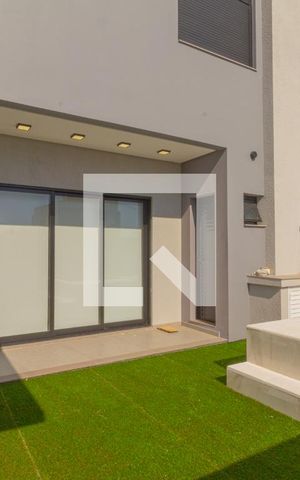 Casa de condomínio à venda com 220m², 3 quartos e 4 vagas Casa de condomínio à venda com 220m², 3 quartos e 4 vagasÁrea externa