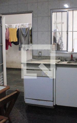 Casa à venda com 350m², 4 quartos e 6 vagasCozinha da edícula