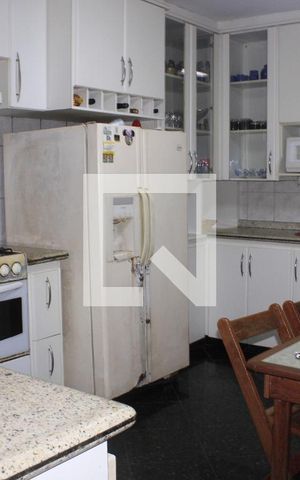 Casa à venda com 350m², 4 quartos e 6 vagasCozinha da edícula