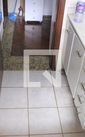 Casa à venda com 350m², 4 quartos e 6 vagasBanheiro 2