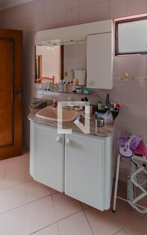 Casa para alugar com 500m², 4 quartos e 3 vagas Casa para alugar com 500m², 4 quartos e 3 vagasBanheiro da Suíte 1