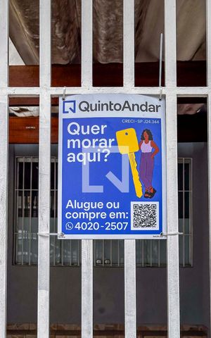 Casa à venda com 197m², 5 quartos e 2 vagas Casa à venda com 197m², 5 quartos e 2 vagasPlaca Banner Instalada na Fachada