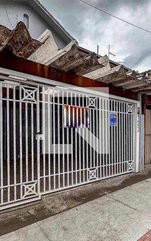 Casa à venda com 197m², 5 quartos e 2 vagas Casa à venda com 197m², 5 quartos e 2 vagasFachada