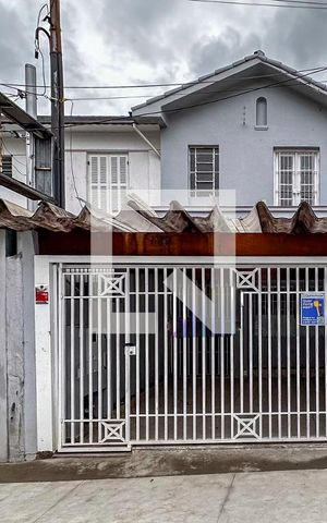 Casa à venda com 197m², 5 quartos e 2 vagas Casa à venda com 197m², 5 quartos e 2 vagasFachada