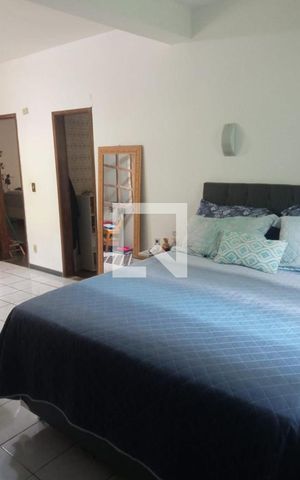 Casa de condomínio à venda com 350m², 6 quartos e 7 vagas Casa de condomínio à venda com 350m², 6 quartos e 7 vagasQuarto