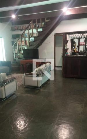 Casa de condomínio à venda com 350m², 6 quartos e 7 vagas Casa de condomínio à venda com 350m², 6 quartos e 7 vagasSala